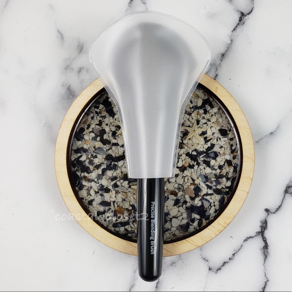 Bobbi Brown Precise Blending Brush - Picture 2 of 3